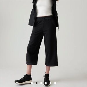 Athleta Triumph Hybrid Wide Leg Crop Black size Large